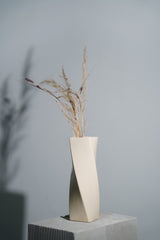 Witte keramische gedraaide vaas